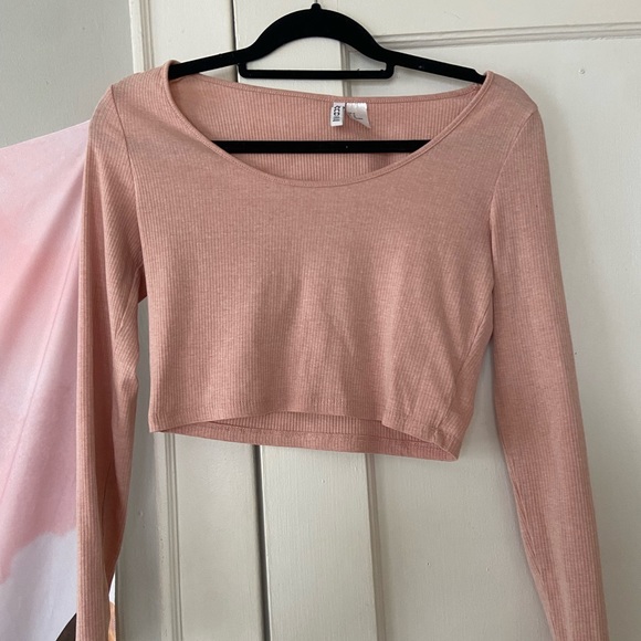 Divided Tops - H&M light pink cropped ribbed long sleeve size M GUC